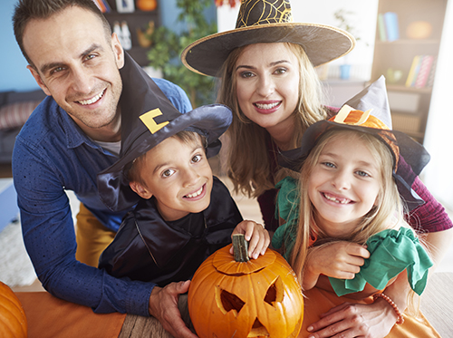 halloween_sweets_costumes_xl_78616959 A family posing for a photo in halloween costumes.